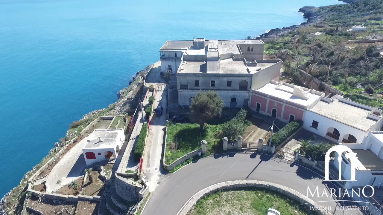 Villa in vendita a picco sul mare nel Salento