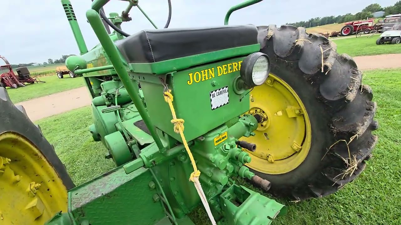 Ещё один трактор John Deere модели G с плугом. (LeSueur)