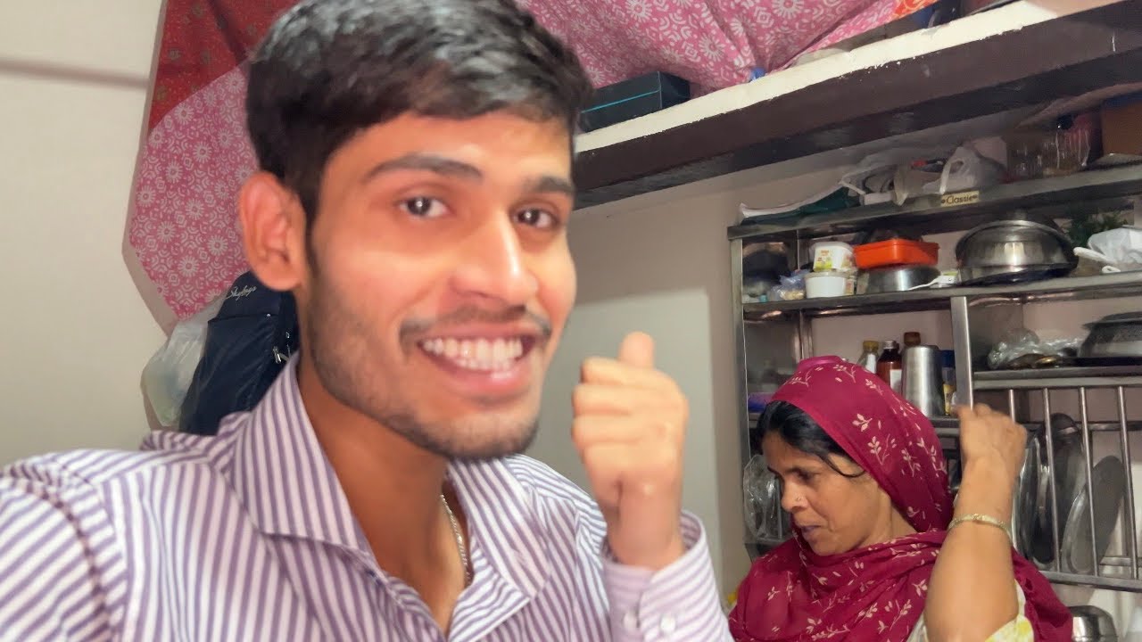 Main Vlogging  kar raha hoon our sab log gher ka kam kar rahe hain 👻 