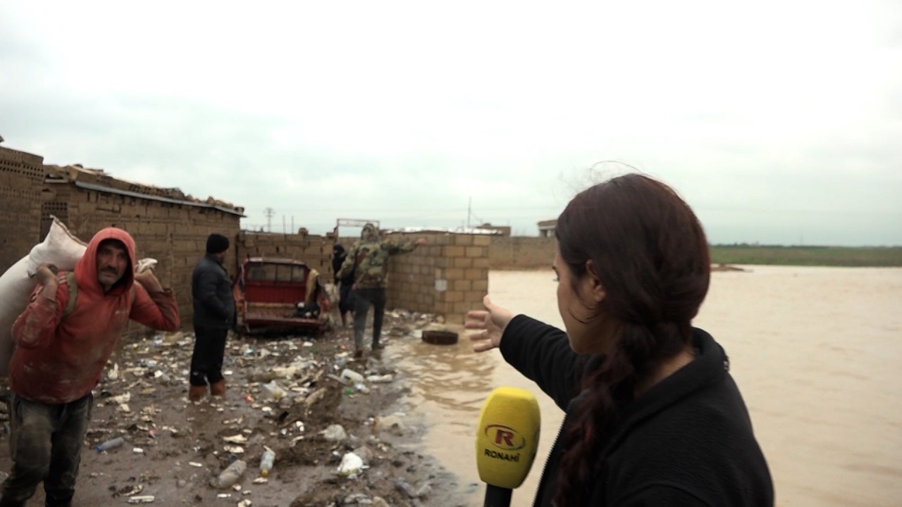 Li taxa Cimayê ya Qamişlo ji ber baran û lehiyê av derbasî nava malan bûye û her kes li derve ma ye