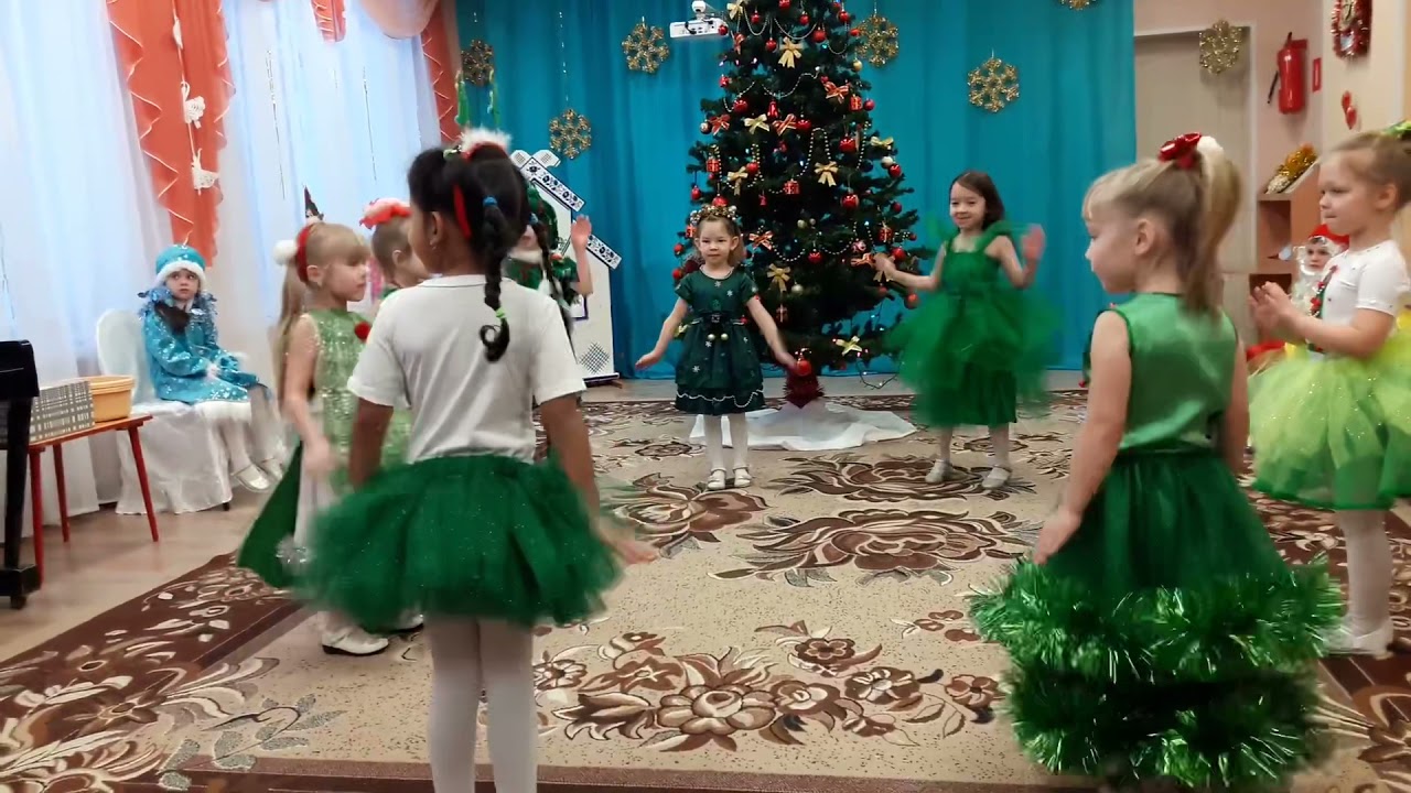 Танец ёлочек . Детское платье ёлочка своими руками. 25.12.2018 год.