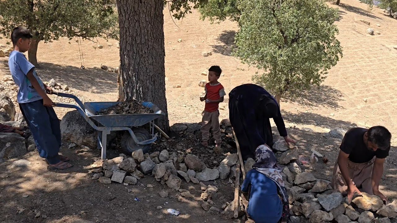 🏕️ Simple nomadic life | 🛠️ From building a yard to stacking boxes 🪣