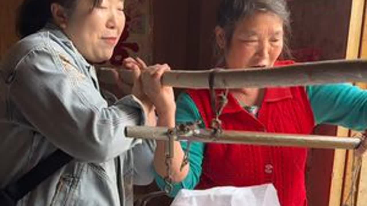 今天去收山货，阿姨以为我们是骗子，交流时有所遮掩及保留。老人独自在家有防备心可以理解，真希望世间多些真诚善意，少些欺骗谎言，让温暖在彼此心间传递。#三农#我的乡村生活#土特产出山#神农架