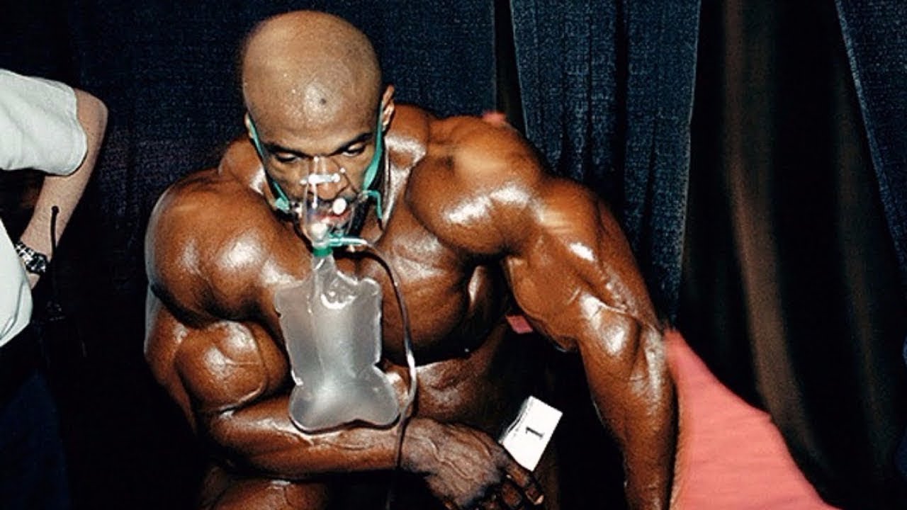 Những pha ng&atilde; gục tr&ecirc;n s&agrave;n đấu trong lịch sử Bodybuilding