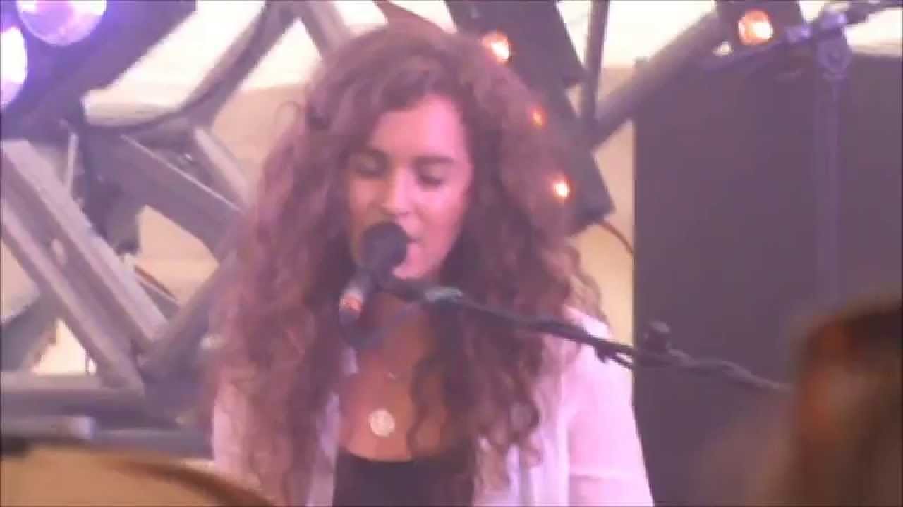 Rae Morris- Cold (live at Somersault Festival)