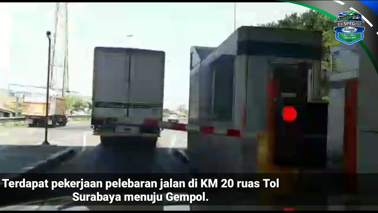 Terdapat pekerjaan pelebaran jalan di KM 20 ruas Tol Surabaya menuju Gempol.