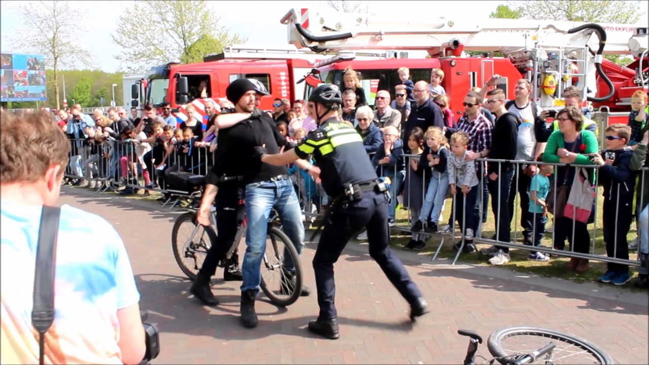 Demonstratie aanhoudingen tijdens de Meet and Greet Politie Almere-Buiten