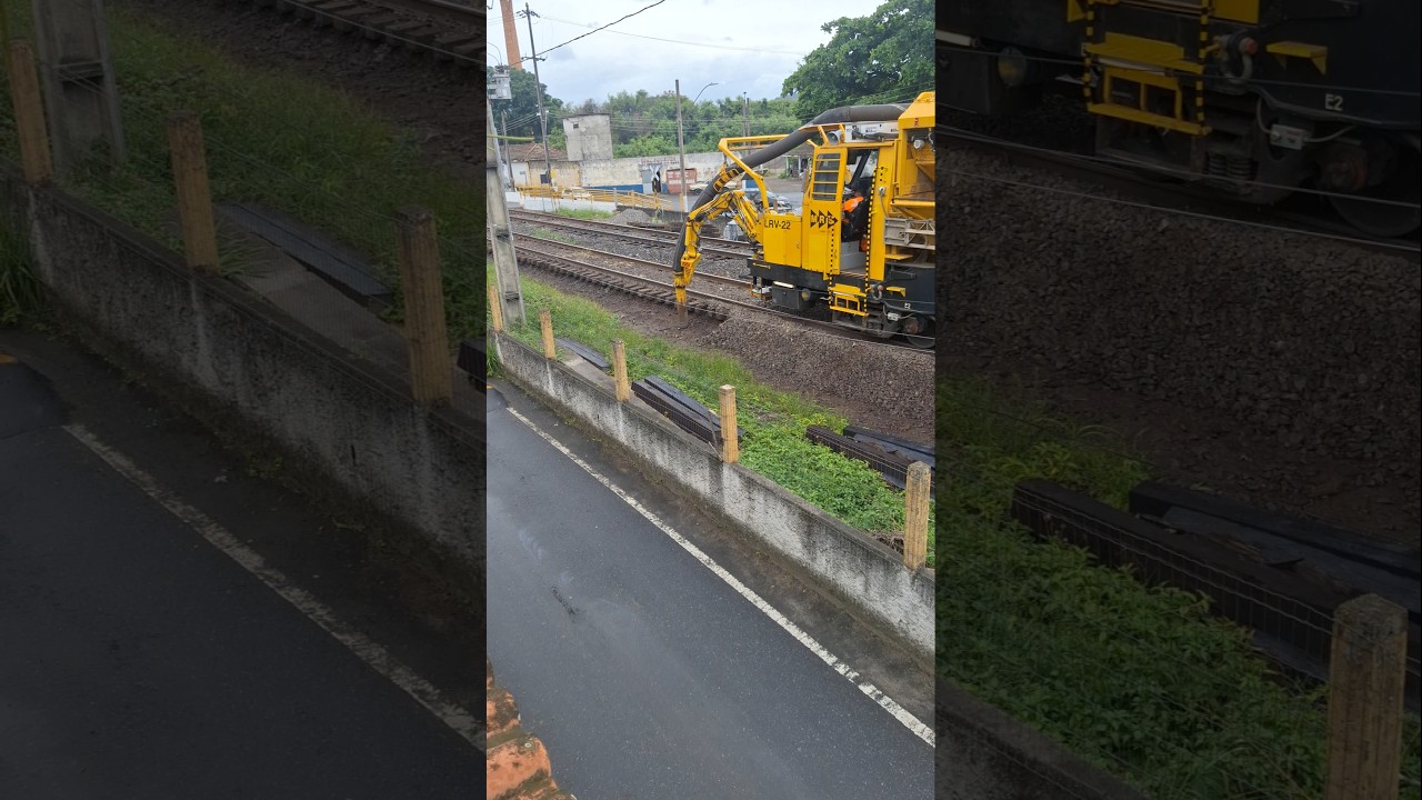 Desguarnecedora a v&aacute;cuo #railvac realizando servi&ccedil;os na via permanece em Pinheiral-RJ #loram #mrs