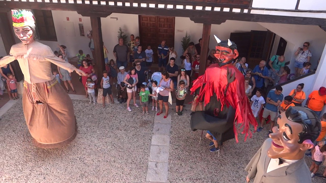 La comparsa de Gigantes y Cabezudos visita el Hospital de Antezana de Alcalá de Henares