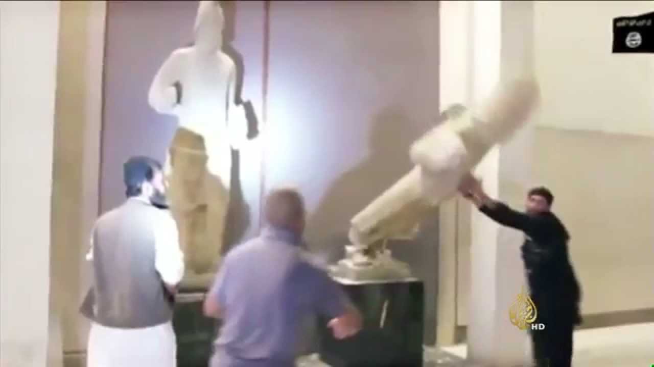 تنظيم الدولة يحطم تماثيل داخل متحف مدينة الموصل