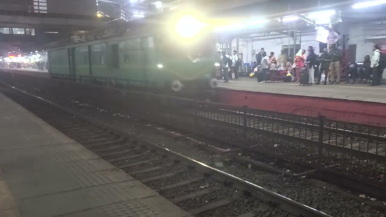 Sleepy OHE van cruises past Dadar at 4am after slogging all night