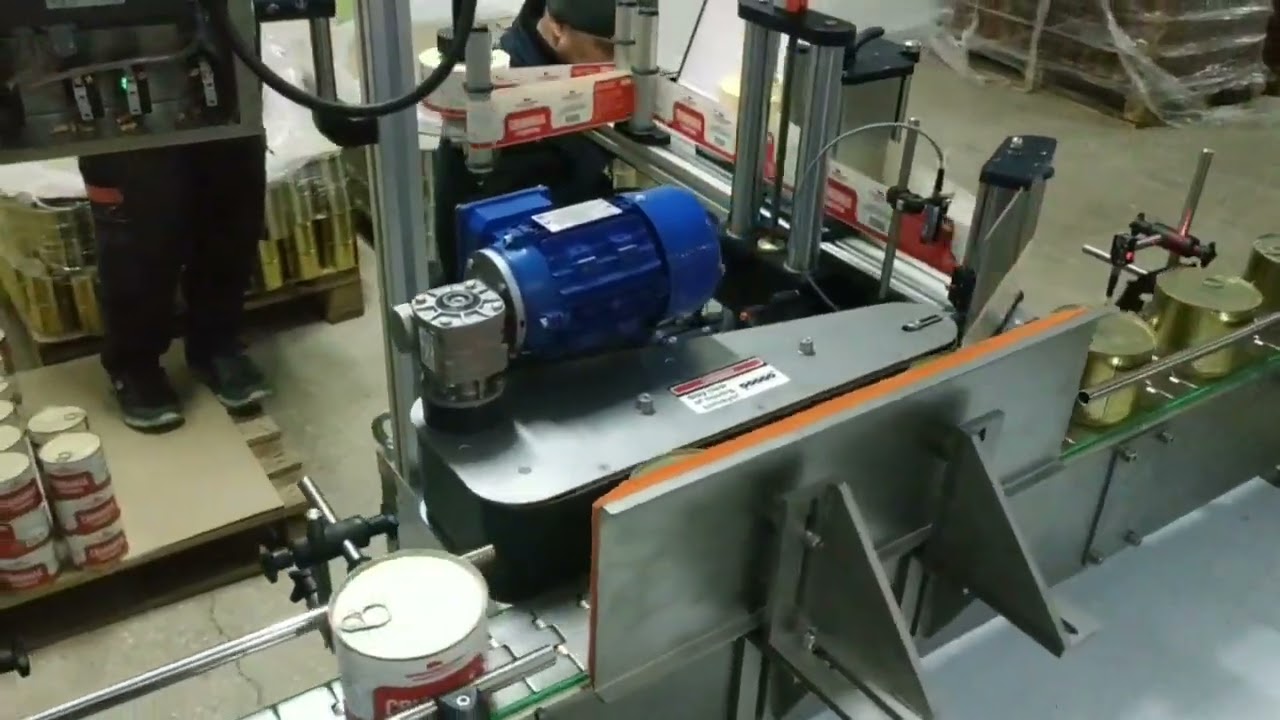 Automatic labeling machine for the food industry