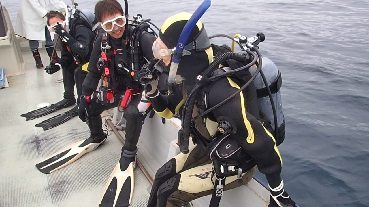 初めてのボートダイビングでのバックロールエントリー|和歌山ダイビングスクール