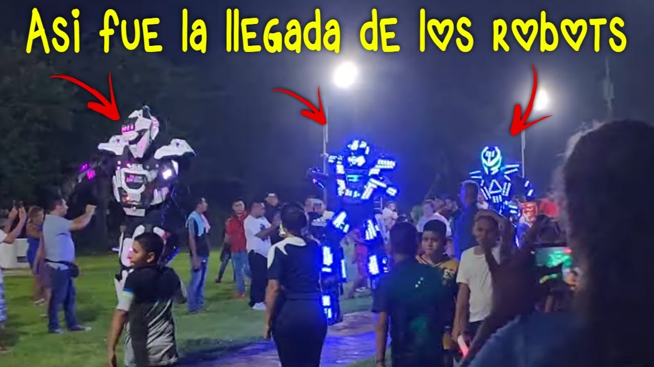 Mira como unos robots llegan a una fiesta de 15 años. Que sorpresa se llevó la quinceañera.