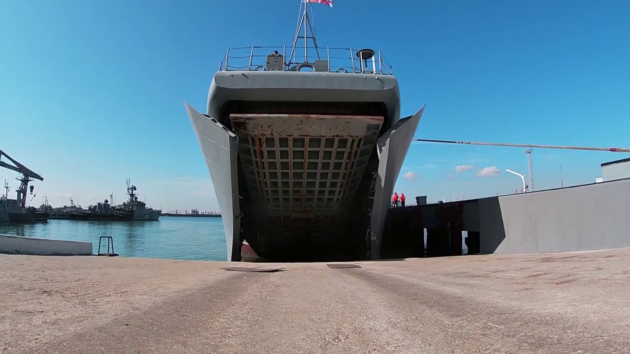 Погрузка подразделений морской пехоты Черноморского флота и техники на БДК в ходе СКШУ &laquo;Кавказ-2020&raquo;