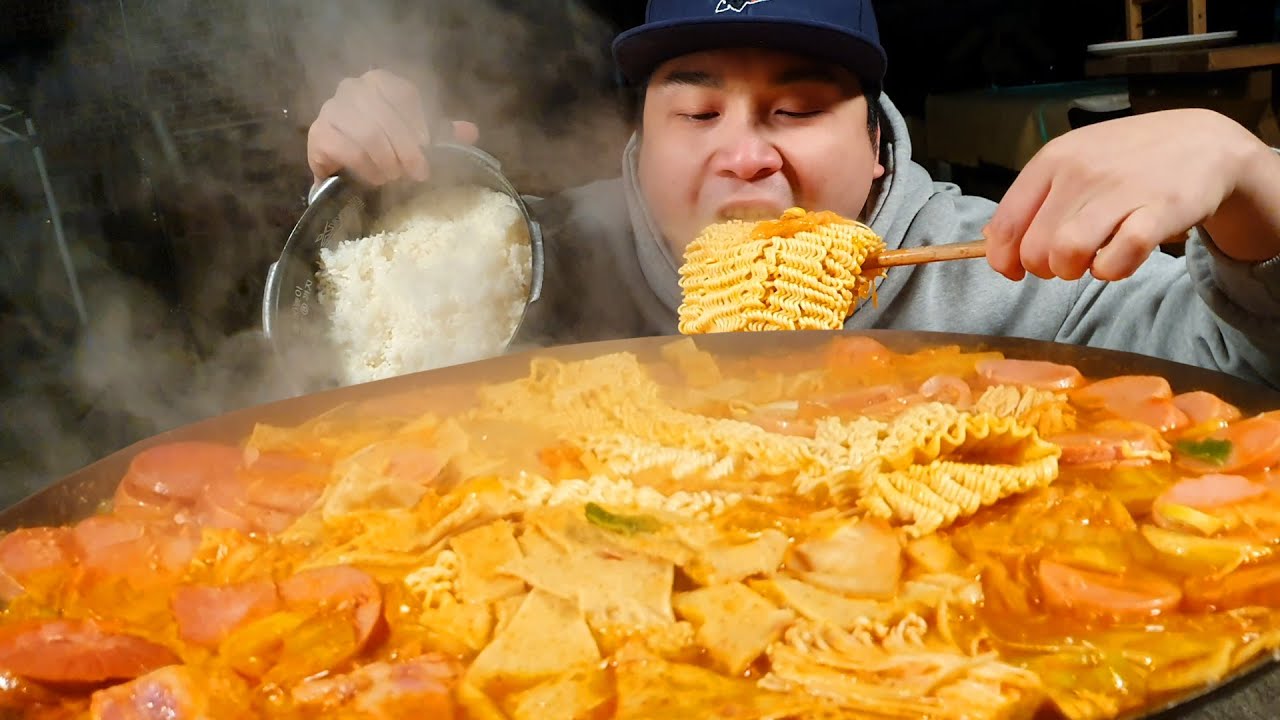 추운 겨울에 생각나는 얼큰한 부대찌개 먹방~!! social eating Mukbang(Eating Show)