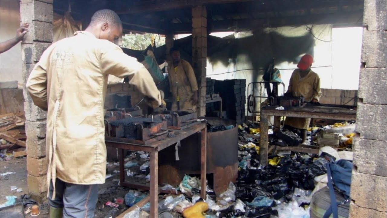Au Cameroun, des jeunes des rues fabriquent des pavés à partir de déchets