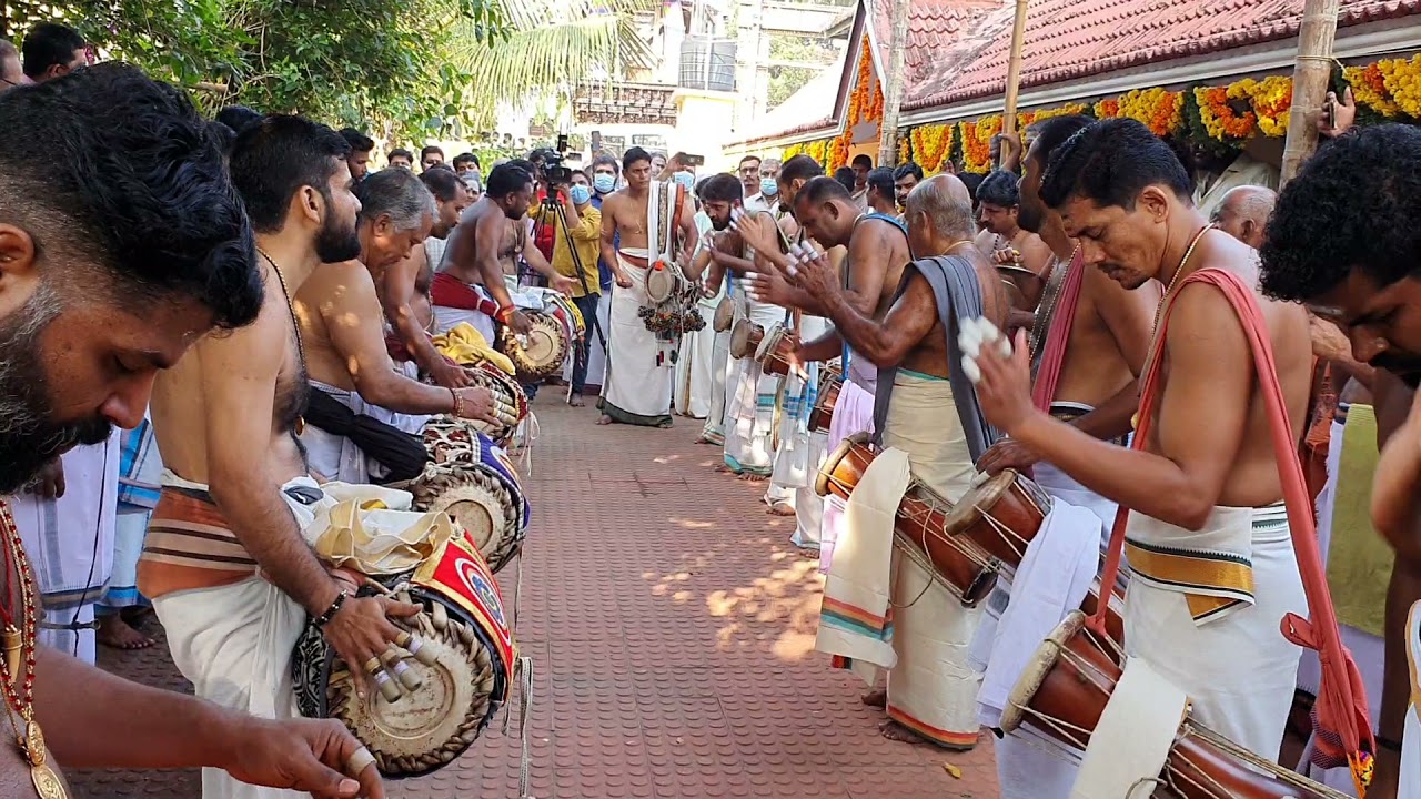 Randaam kaalam Madhala Thalavottom and koottikkottu at Kizhakkencherry Ratholsavam Panchavadhyam
