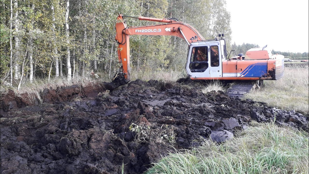 Fiat-hitachi kaivaa ojia -m&auml;rk&auml;&auml; on
