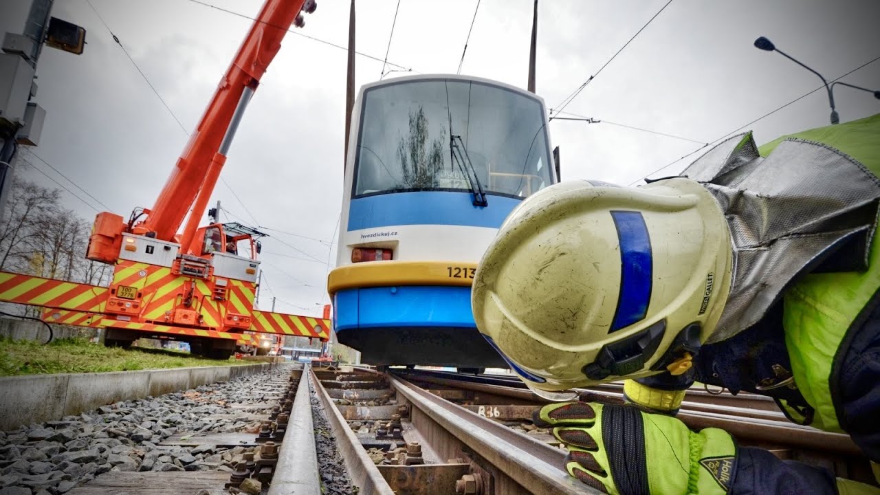 10.11.2022 Hasiči v Ostravě nakolejovali tramvaj, využili jeřáb i vyprošťovací automobil | HZS MSK