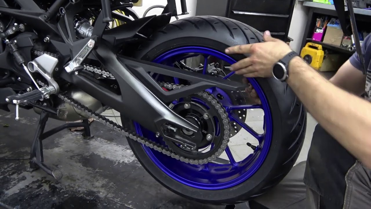 change tires on the YAMAHA TRACER 900