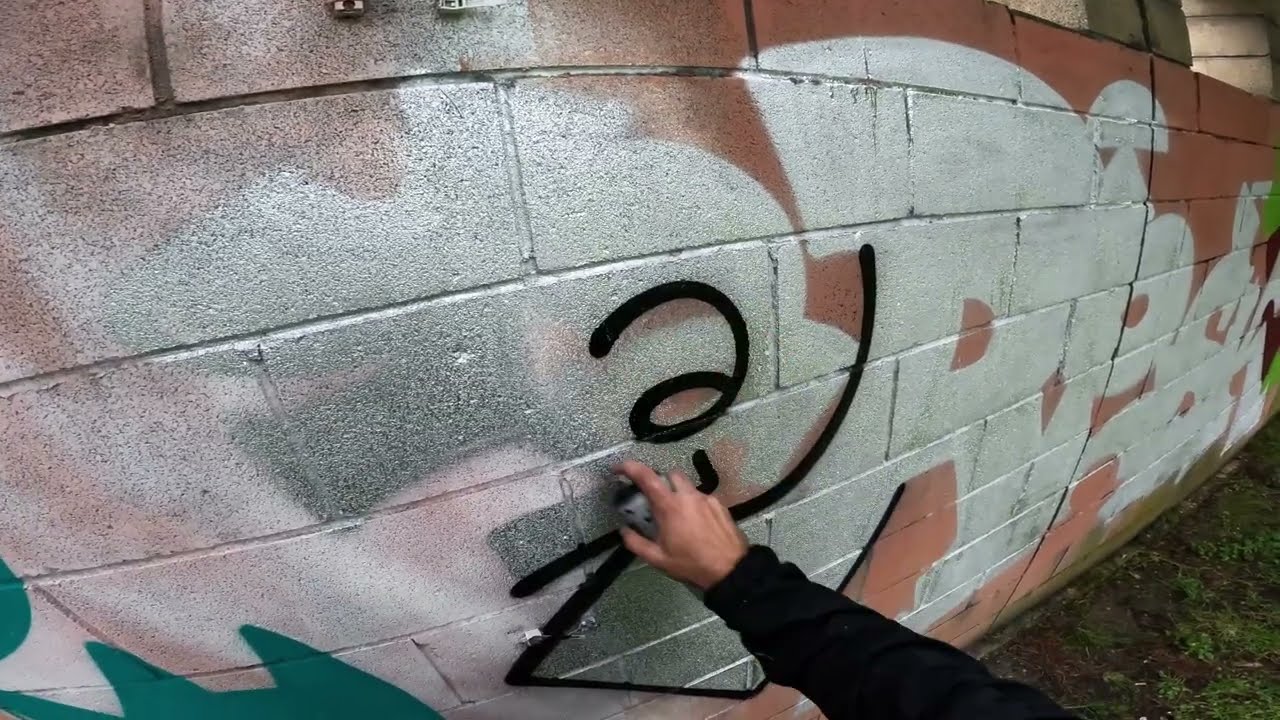 Graffiti Chrome Letters + Character with Friends in Italy
