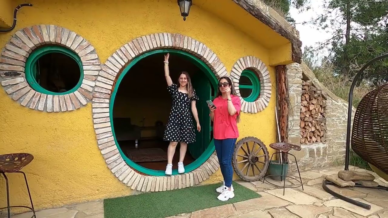 EKC Travel Varsa K&ouml;pr&uuml;s&uuml; Hobbit evleri Lavanta bahcesi gezisi