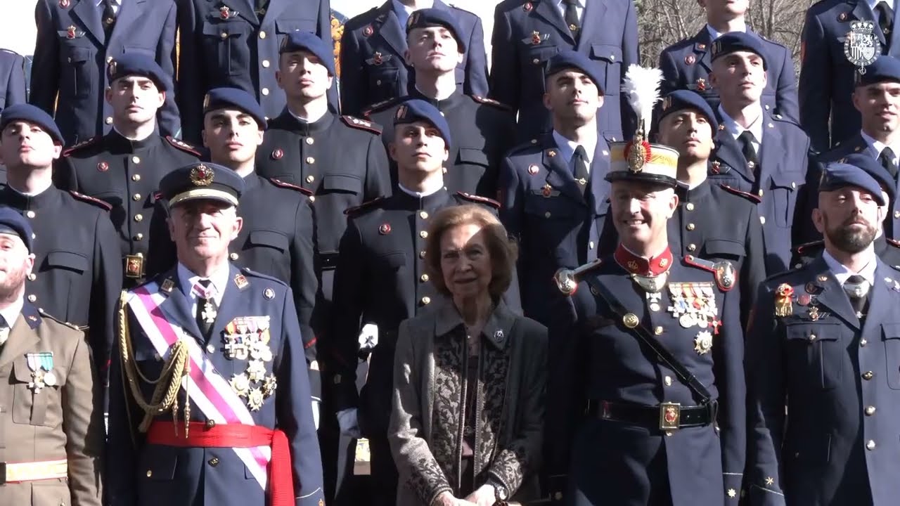 La Reina Doña Sofía preside el Acto solemne de juramento o promesa ante la Bandera de España