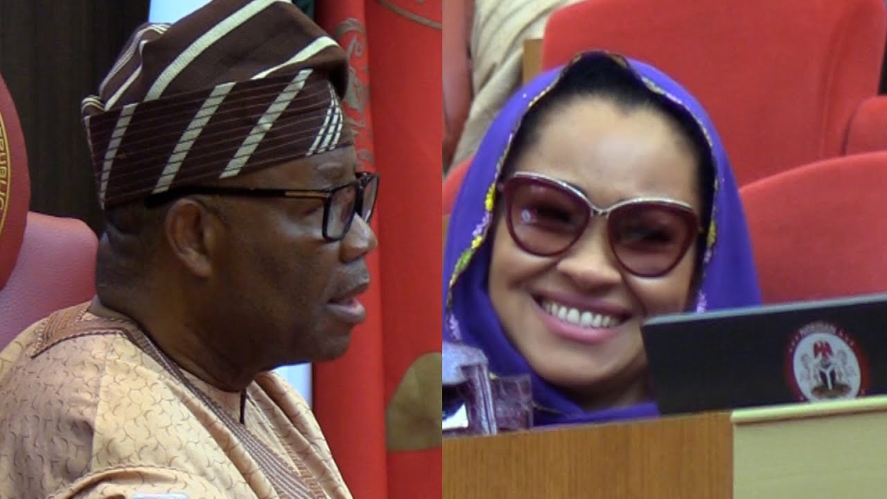Niespodzianka, gdy Akpabio czyta list senator Natashy z zaproszeniem do Kogi State