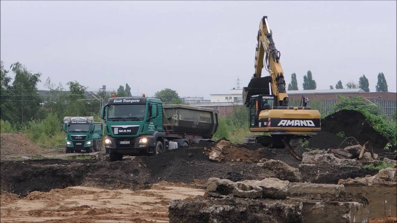 Bagger CAT 323D LKW beladen