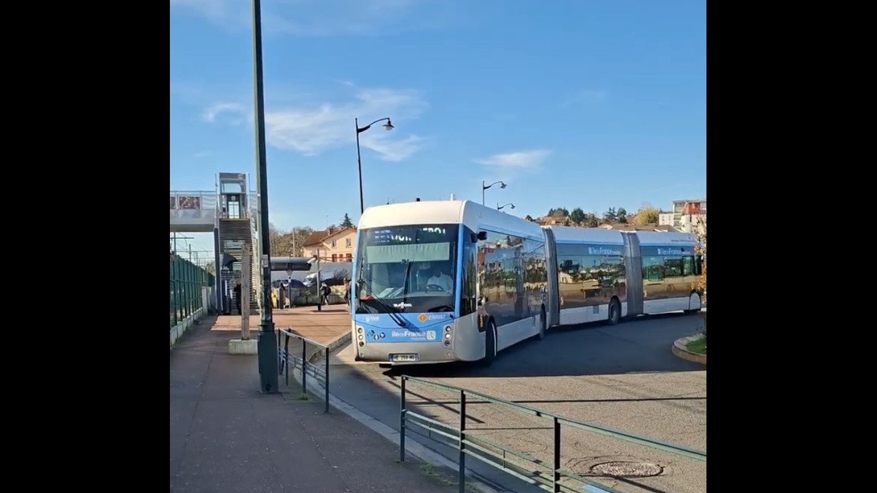 Défilé de long bus