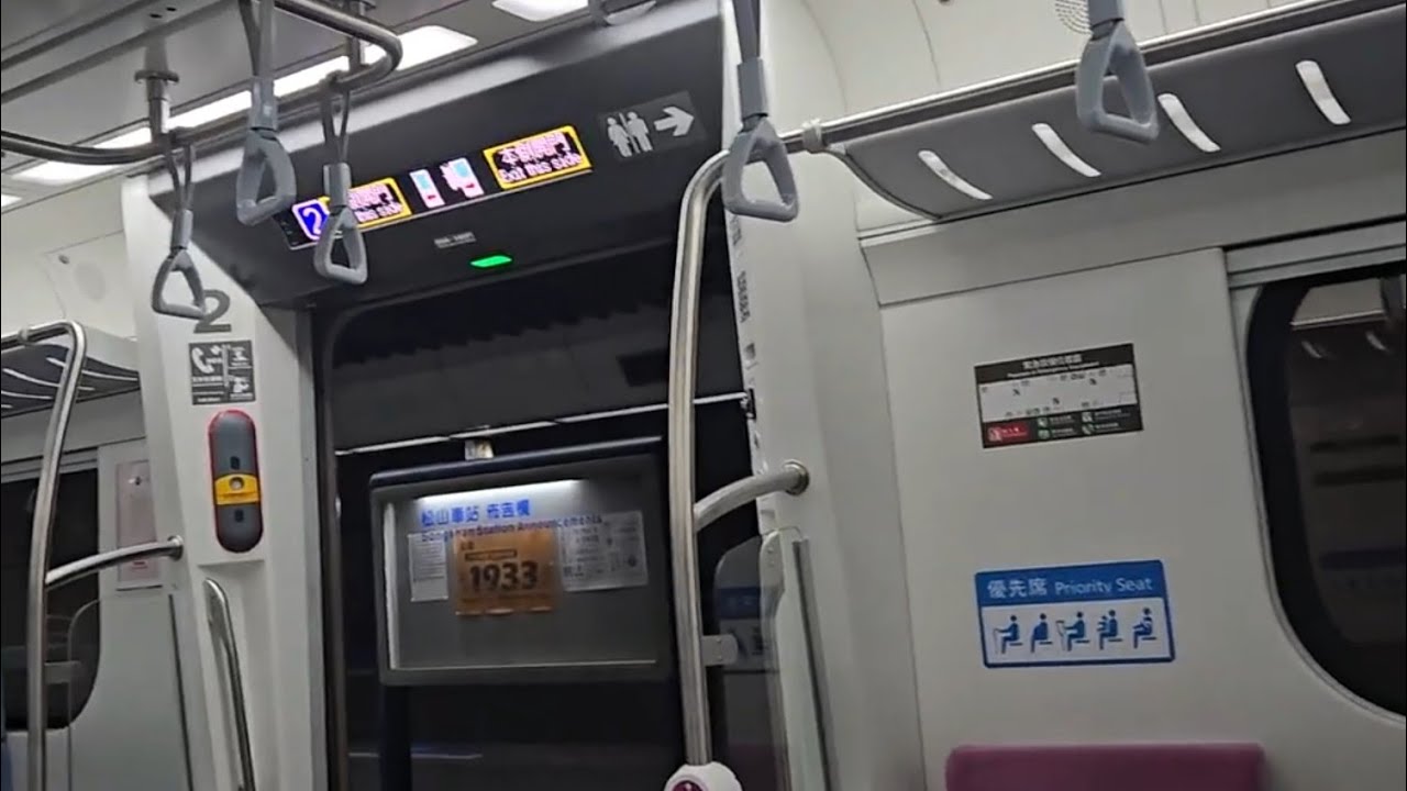 4003次蘇澳發車經由宜蘭線開往樹林的銀綠色微笑號EMU900型十輛一編組EMU903區間快車，和4148次中壢發車經由宜蘭線開往蘇澳的EMU700型八輛二編組EMU733+EMU734阿福號區間車