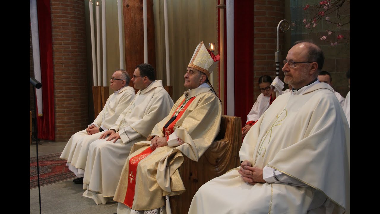 L'Arcivescovo Mario Del Pini celebra la S  Messa presso la Chiesa di S  Giovanni Battista a Desio