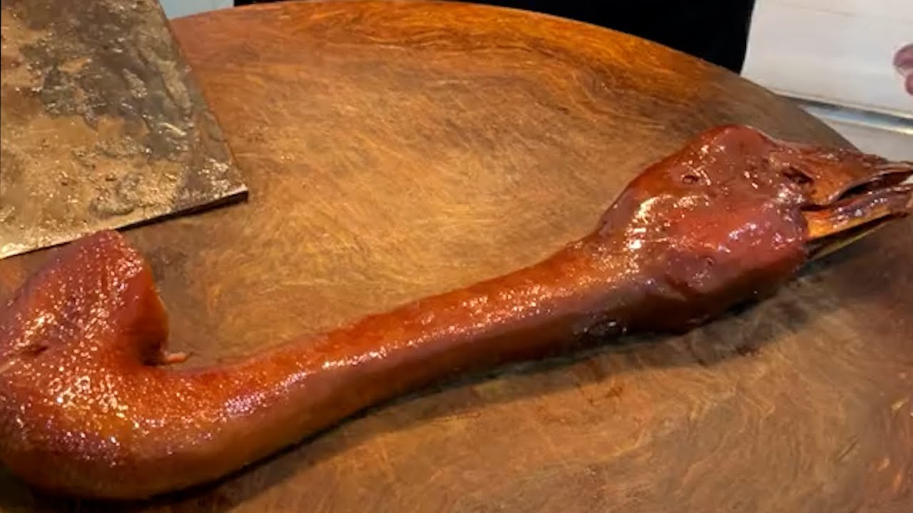 一头狮头鹅的精华，全在这根鹅头上，师傅斩件刀法更是干净利落