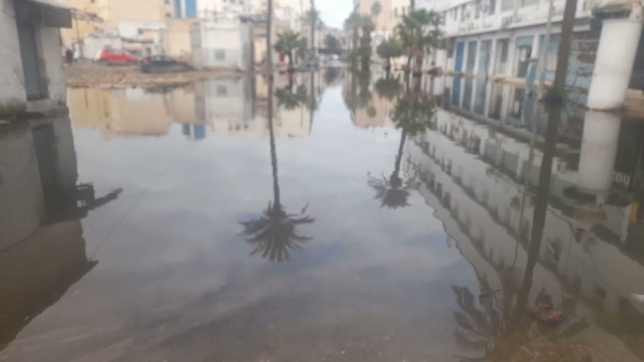 مياه البحر تزحف وتغطي احياء كاملة وشوارع وتعطل حركة المرور والتنقل في TGM و تضر بمصالح التجار 