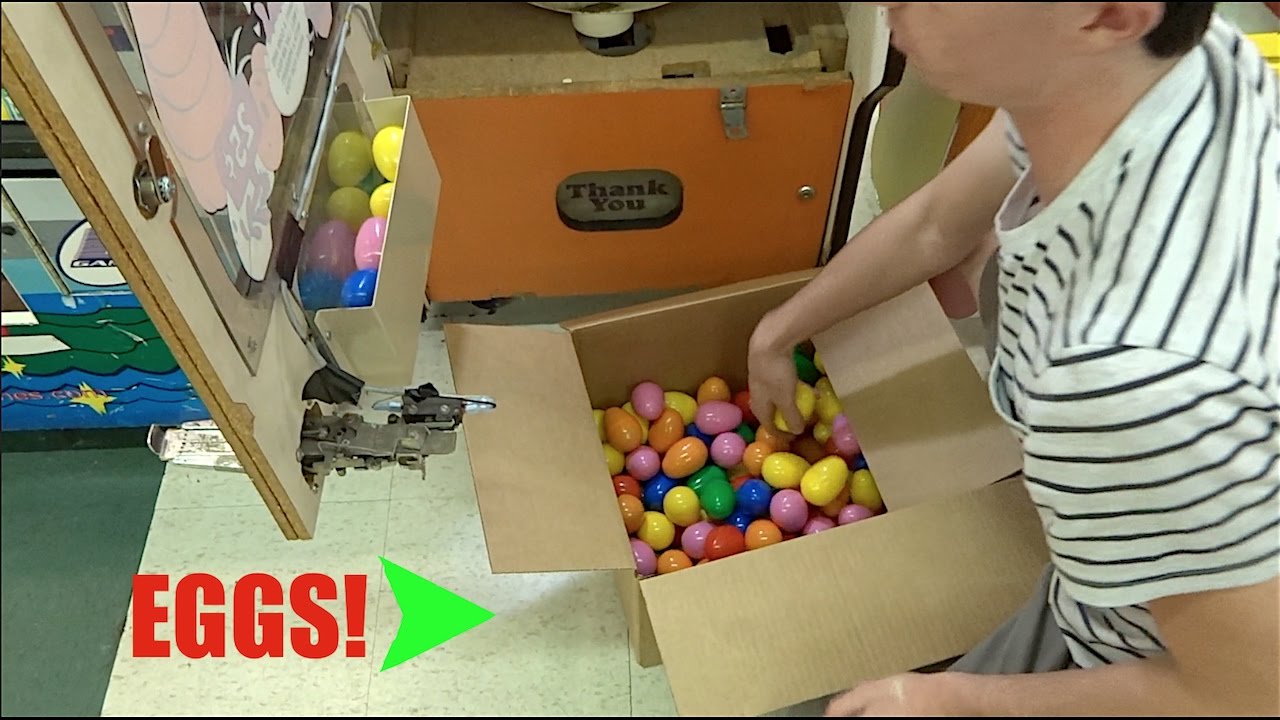 FILLING THE EGG MACHINE AT THE ARCADE!