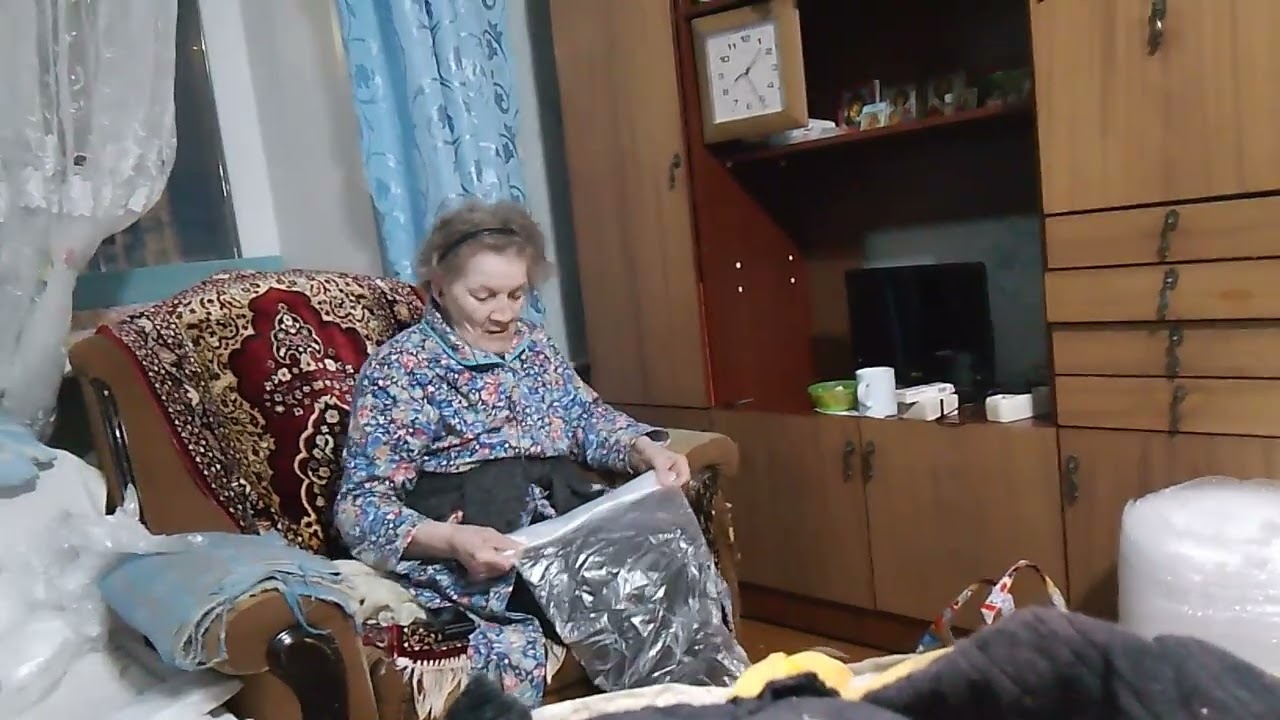 Нажарила вкусных пирожков. С бабой Валей собираемся в путь дорожку, шутим, смеемся, не унываем.