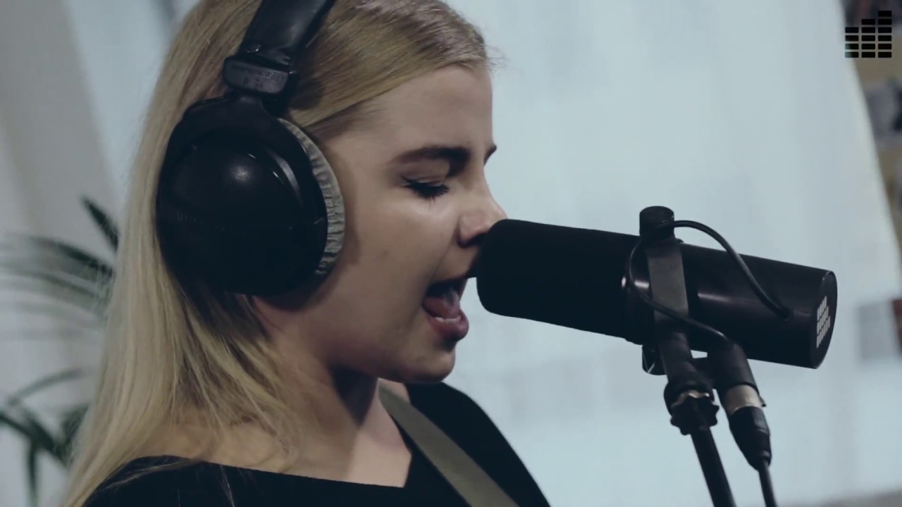 Amanda Fondell - Naked (Live @ East FM)