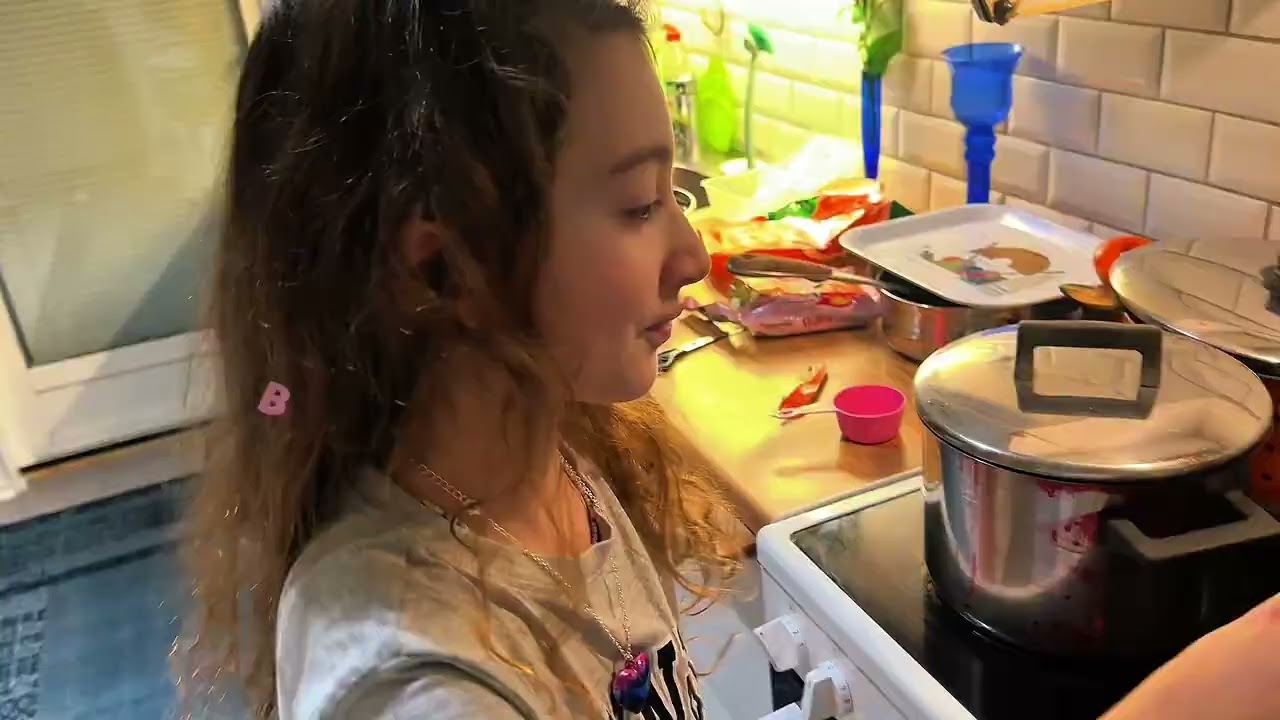 Yami visar hur man lagar TTEOKBOKKI med BULDAK NUDLAR! 🍜