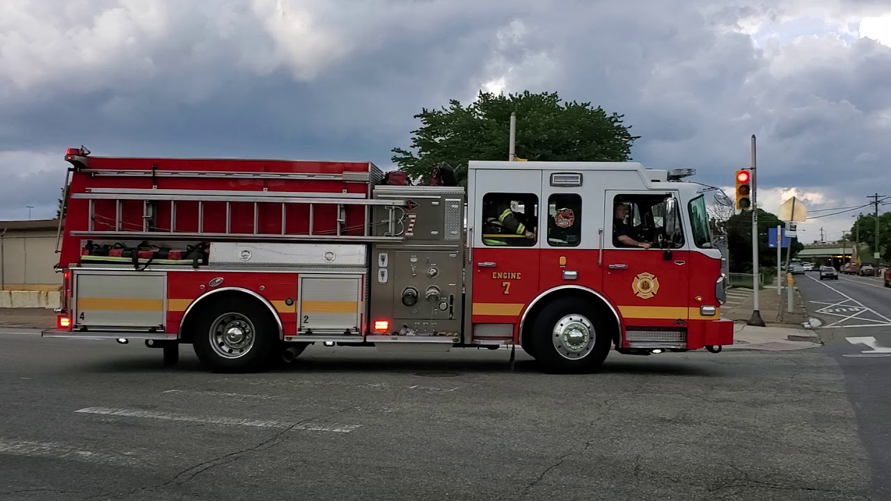 PFD Engines 28 & 7, Ladder 10,  Battalion 10 Responding  (EQ2B ,peaked Q, Ton of Horn)