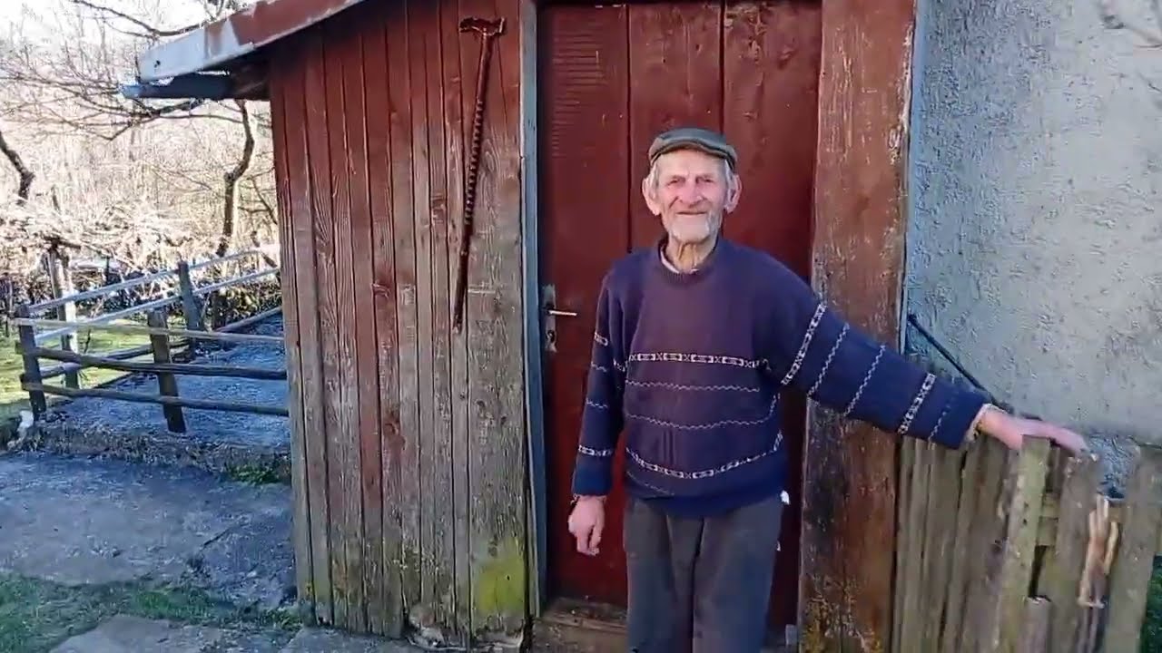 Dragoja Gajić od 96 godina i dalje čuva kravu i radi