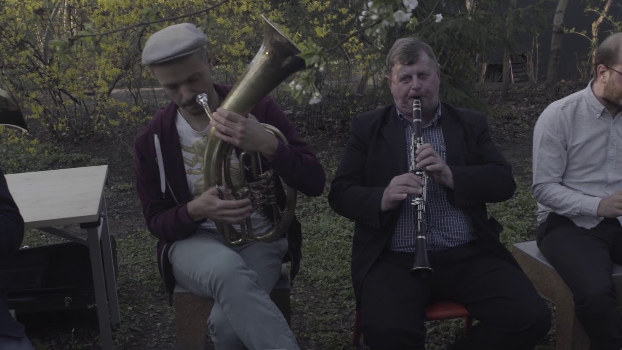 Orkiestra Dęta ze Zdziłowic z uczniami i uczennicami - podróżniak