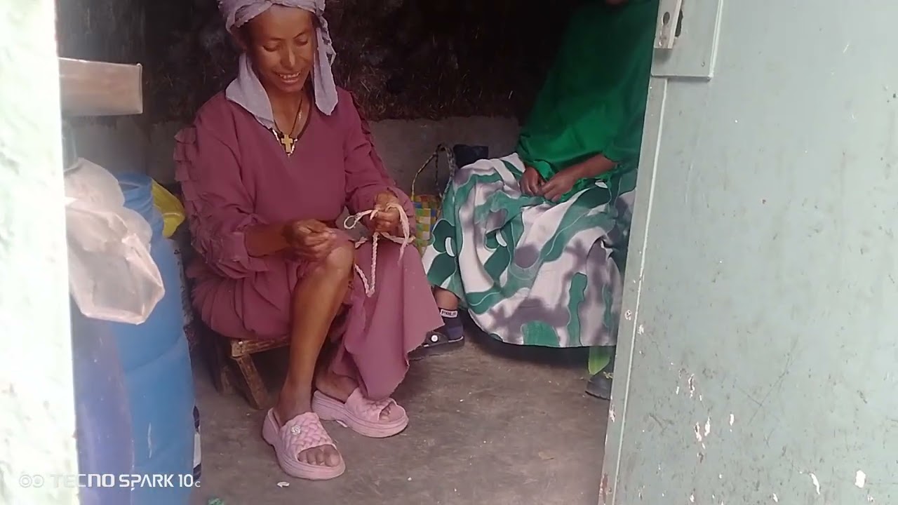 ኩራዝ  ነው እምናበራ መብራት የለንም