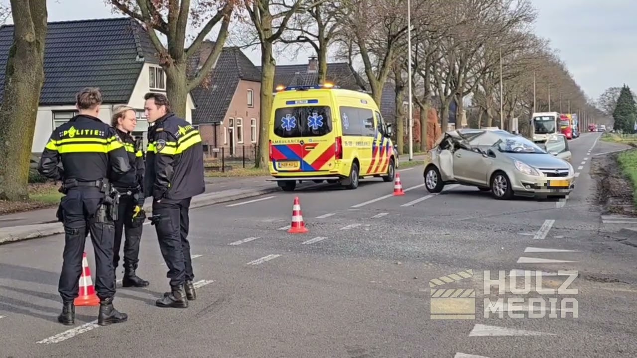 Auto zwaar beschadigd bij botsing met shovel in Oldebroek