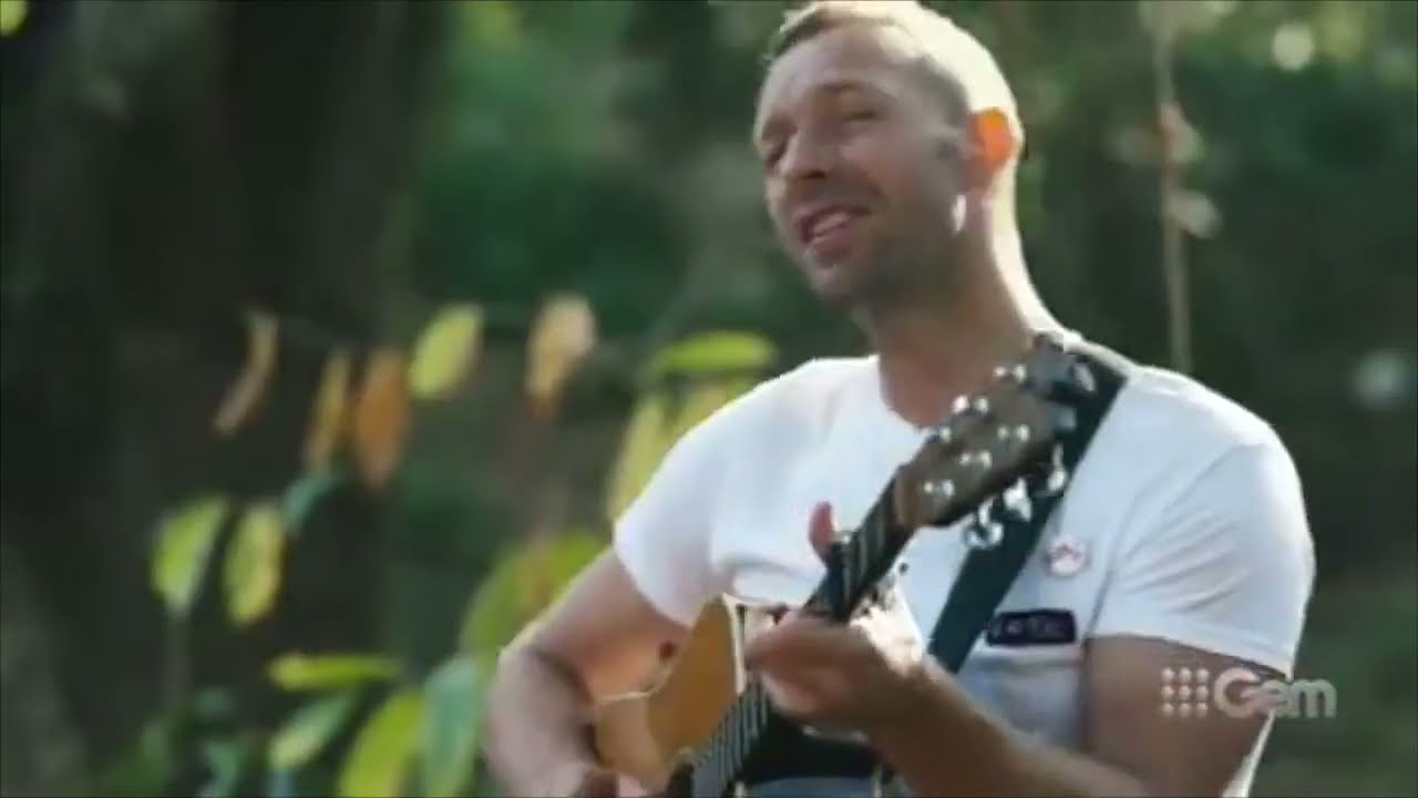 Chris Martin Coldplay playing Yellow for the Shane Warne Memorial