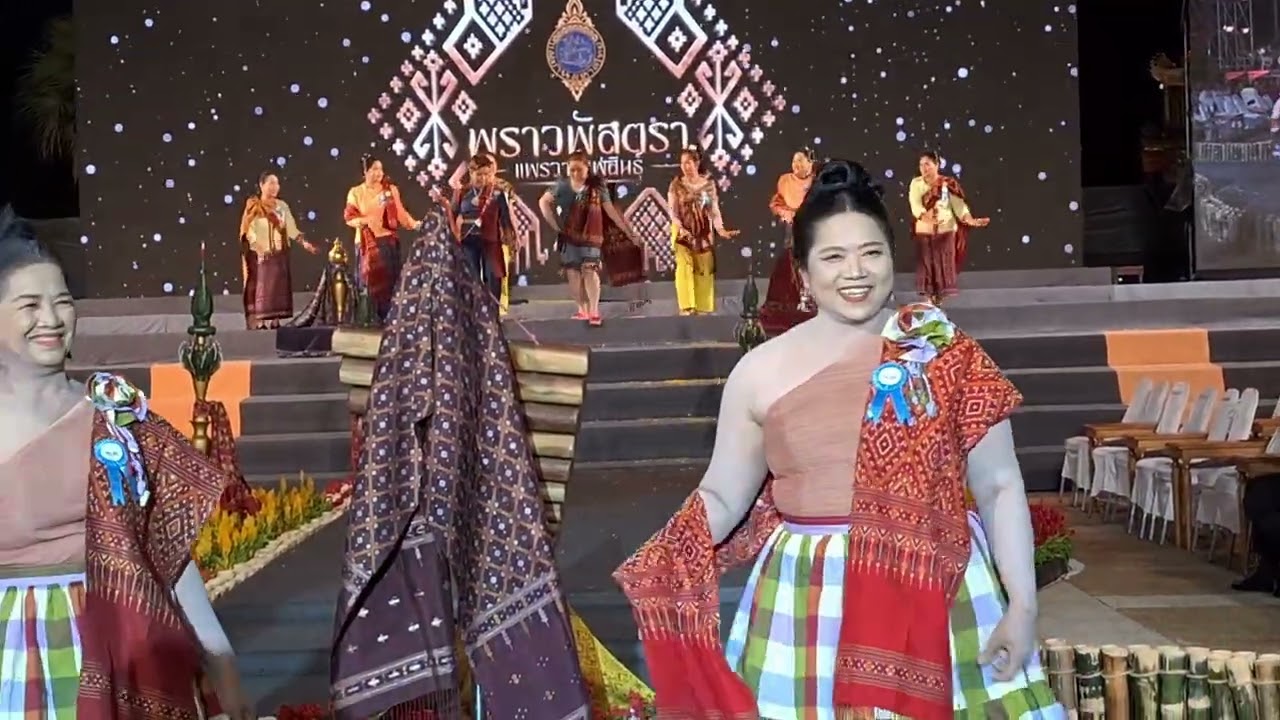 การเดินแบบ พราวพัสตราแพรวากาฬสินธุ์
