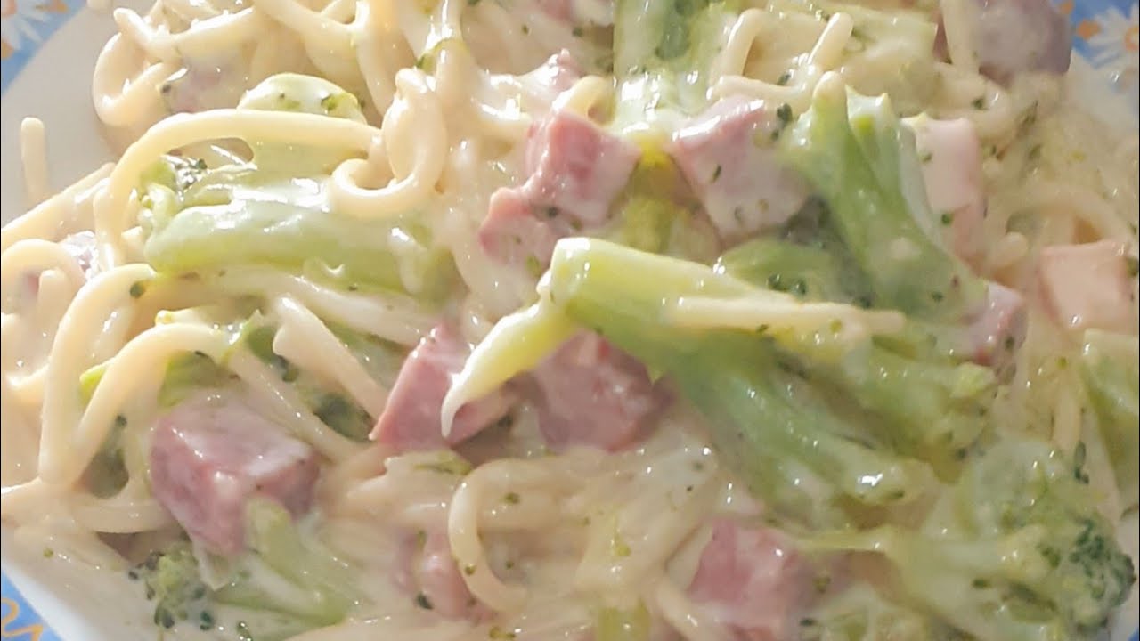 MACARRÃO COM MOLHO BRANCO, BRÓCOLIS, BACON E CALABRESA!!!DIVINO!