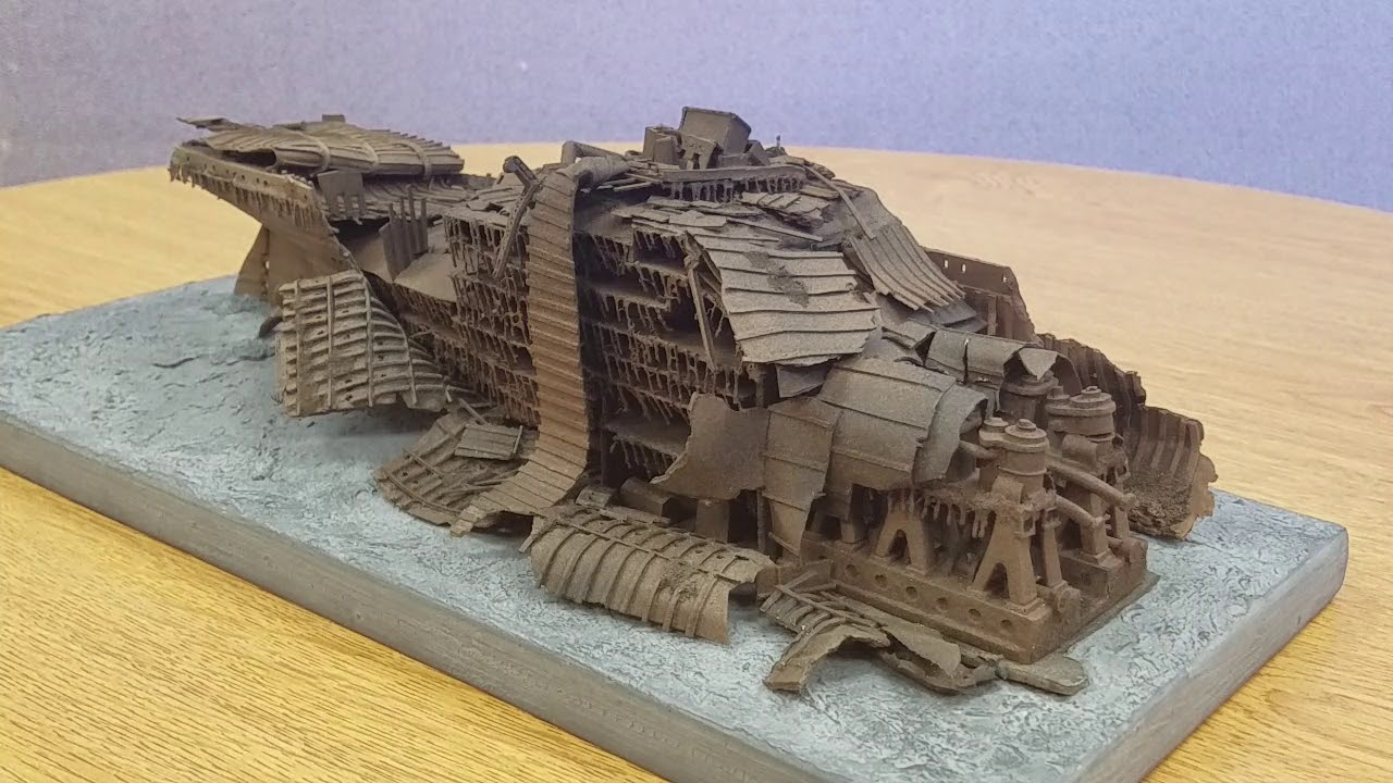 Носовая и кормовая части модели затонувшего «Титаника» в масштабе 1/350.
