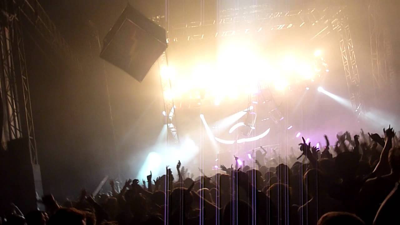 Benny Benassi - Beautiful People Live