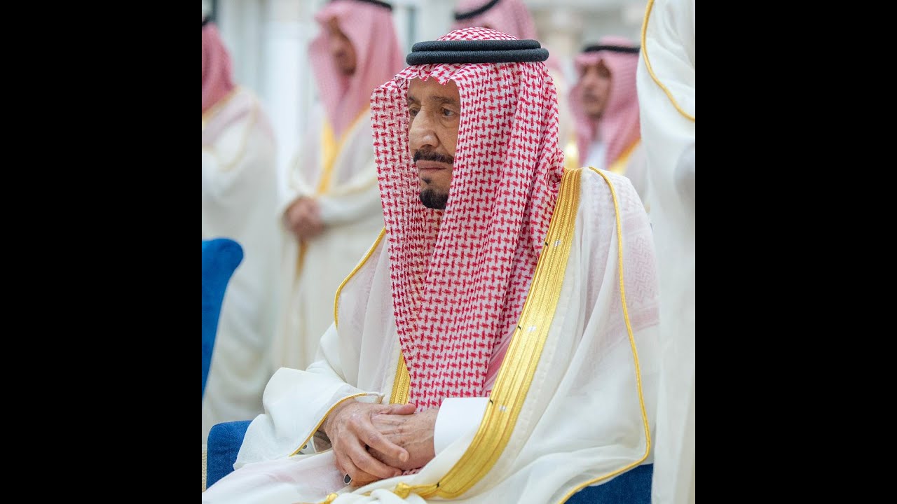 الملك سلمان يؤدي صلاة عيد الفطر في قصر السلام بجدة